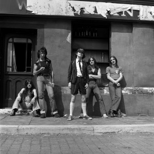 AC/DC em 1976 no Reino Unido.