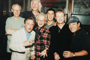 Brendan Healy com, da esquerda, Ray Laidlaw, Paddy MacDee , Billy Mitchell, Steve Coleman, John Miles e Brian Johnson