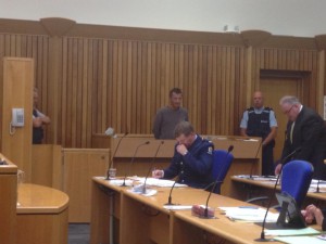 Phil Rudd no Tribunal. 06 de novembro de 2014.