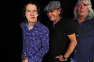 Angus Young, Brian Johnson e Cliff Williams. Foto do jornal LA Times.