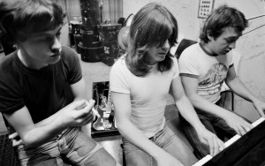 Angus Young, Malcolm Young e George Young nos estúdios da Albers anos 70.