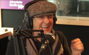 Brian Johnson durante a entrevista na Absolute Radio. 2014.