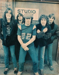 AC/DC em 1980 durante as sessões de gravação de "Back in Black"