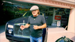Brian Johnson na garagem de sua casa em Sarasota, Flórida.