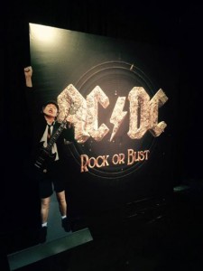 Entrada para o salão de festas. "Rock or Bust". 2014.