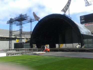Montagem do palco da turnê Rock or Bust no Estádio Olímpico Lluís Companys, Barcelona, Espanha. (via twitter @doc_medical / 27-05-2015)