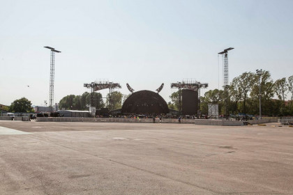 Montagem do palco da turnê Rock or Bust no Autódromo de Ímola na Itália.   © HENRY RUGGERI