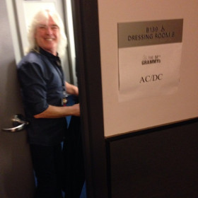 Cliff Williams na porta do camarim do Grammy