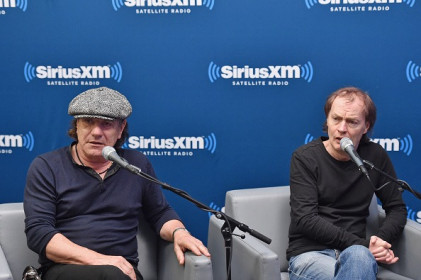 17/11/2014 - Angus e Brian em entrevista para a rádio Sirius XM em Nova York