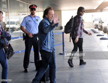 AC/DC atendendo os fãs na chegada à Espanha