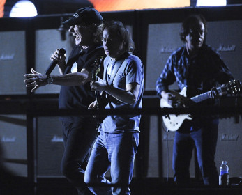 AC/DC durante o ensaio um dia antes do Grammy
