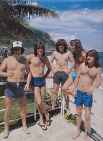 Membros do AC/DC na praia de Ipanema © Dave Hogan