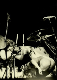 Angus Young  durante uma das apresentações no Rock In Rio de 1985. © Renata Falzoni