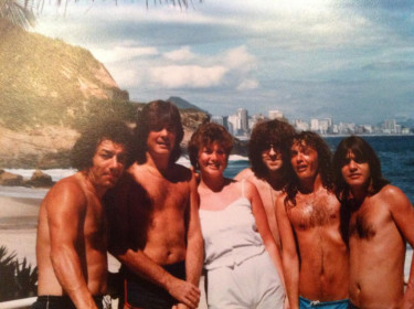 Membros do AC/DC na praia de Ipanema