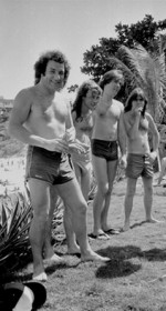Membros do AC/DC na praia de Ipanema