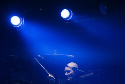 Chris Slade durante a apresentação no Tacoma Dome em 2016 ©Lindsey Wasson