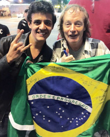 O fã Luiz Guilherme Freire com Angus Young