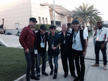 Brian e os membros da banda Scorpions