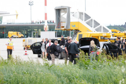 Chegada da banda no aeroporto de Graz, na Áustria. Foto por Simon Möstl. 
