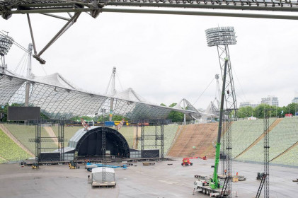 Montagem do palco no Estádio Olímpico de  Munique, Alemanha.