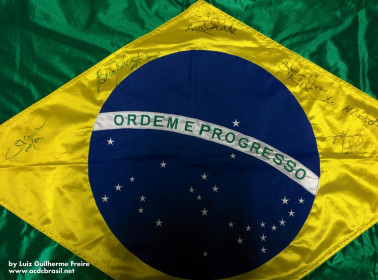 Bandeira do Brasil autografada pela banda