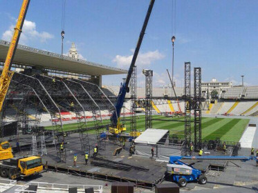 Montagem do palco da turnê Rock or Bust no Estádio Olímpico Lluís Companys, Barcelona, Espanha. (via twitter @doc_medical / 26-05-2015)