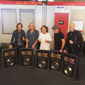 A banda recebeu o disco de platina pelas vendas do álbum Rock or Bust na Bélgica.
