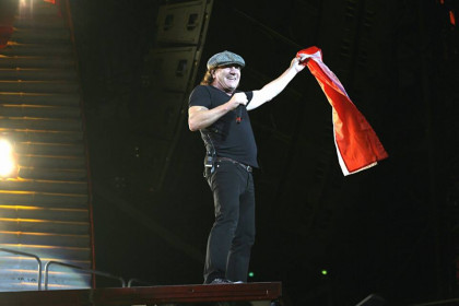 Brian Johnson durante a apresentação no estádio nacional de Varsóvia, na Polônia