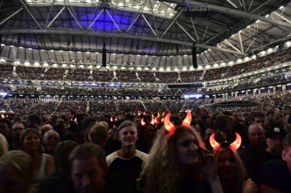 Fãs durante a apresentação no estádio Friends Arena, na Suécia. Publico estimado de 65 mil pessoas.  © Anna Tärnhuvud