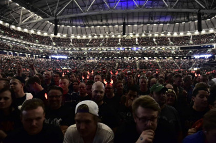 Fãs durante a apresentação no estádio Friends Arena, na Suécia. Publico estimado de 65 mil pessoas.  © Anna Tärnhuvud