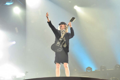 Angus Young durante a apresentação no estádio Friends Arena, na Suécia.  © Anna Tärnhuvud