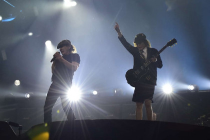 Brian Johnson e Angus Young durante a apresentação no estádio Friends Arena, na Suécia.  © Anna Tärnhuvud