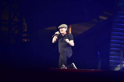 Brian Johnson durante a apresentação no estádio Friends Arena, na Suécia.  © Anna Tärnhuvud