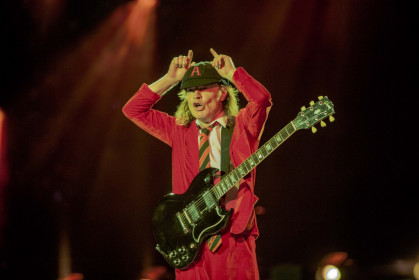 Angus Young durante apresentação no Metlife Stadium em East Rutherfor, no EUA. © Wes Orshoski