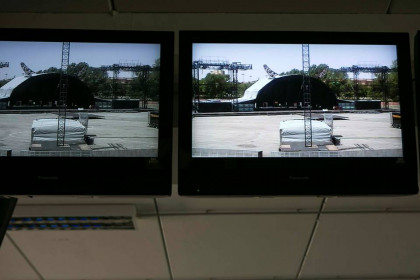 Montagem do palco da turnê Rock or Bust no Autódromo de Ímola na Itália.   © HENRY RUGGERI