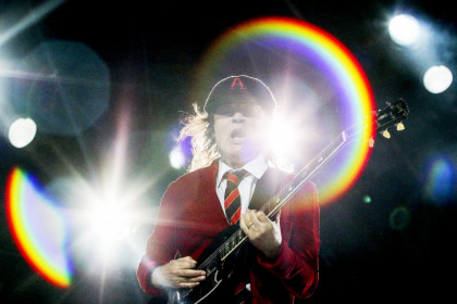 Angus Young durante apresentação no TD Place em Ottawa, no Canadá. © PATRICK WOODBURY