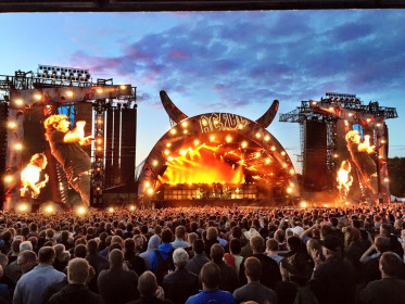 Fãs durante a apresentação da turnê Rock Or Bust no Valle Hovin em Oslo, Noruega. Público estimado de 40 mil pessoas. © Cosmo Wilson