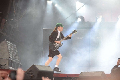 Angus Young durante a apresentação da turnê Rock Or Bust no Valle Hovin em Oslo, Noruega. © John T Pedersen