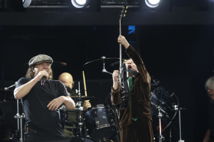 Brian Johnson, Chris Slade e Angus Young durante a apresentação da turnê Rock Or Bust no Valle Hovin em Oslo, Noruega. © Cornelius Poppe