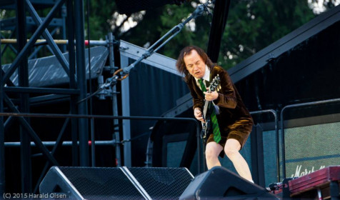 Angus Young durante a apresentação da turnê Rock Or Bust no Valle Hovin em Oslo, Noruega. © Harald Olsen