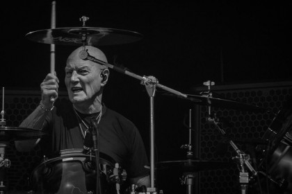 Chris Slade durante a apresentação da turnê Rock Or Bust no Valle Hovin em Oslo, Noruega. © Christoffer Hansen