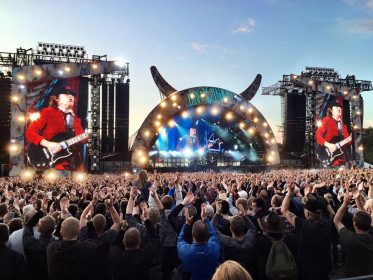 Fãs durante a apresentação da turnê Rock Or Bust no Valle Hovin em Oslo, Noruega. Público estimado de 40 mil pessoas. © Cosmo Wilson