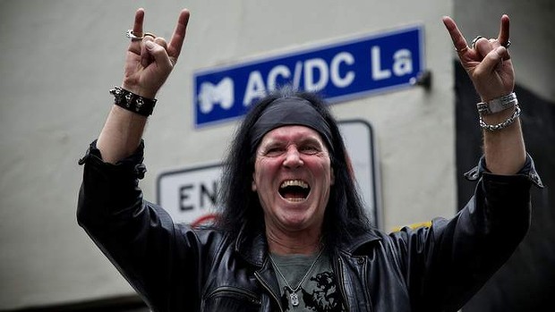 Dave Evans na rua "AC/DC Lane" na Austrália.
