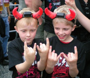 A criançada no show do AC/DC durante a turnê "Black Ice".