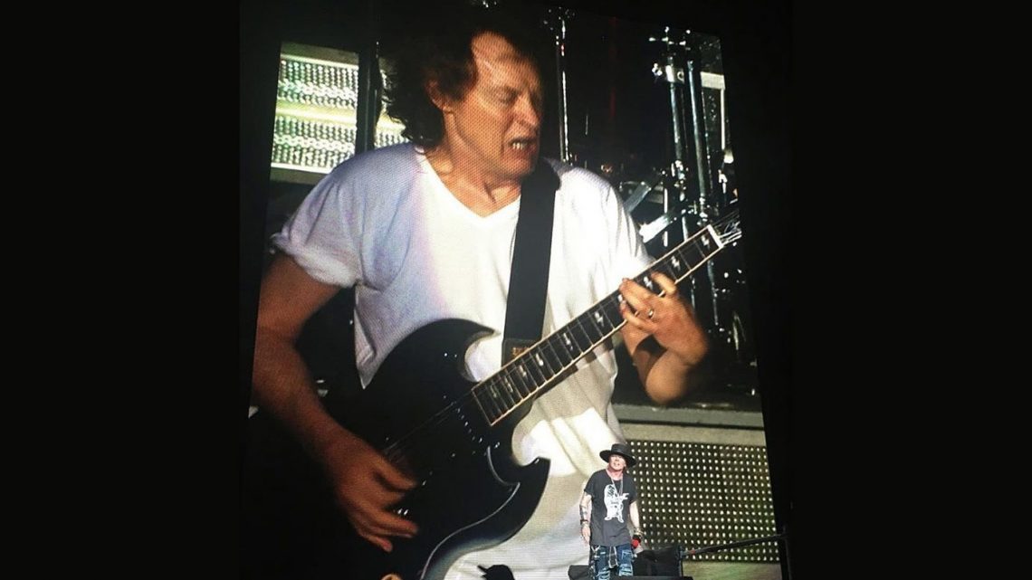 Angus Young tocando com Guns N' Roses em Sydney, Austrália, 2017.
