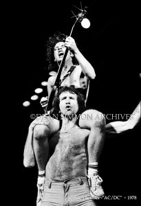 AC/DC - Bon Scott e Angus Young em 1978. EUA.