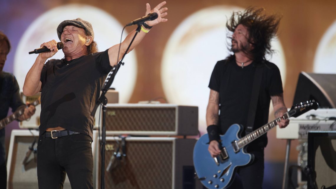 Brian Johnson canta Back in Black com Foo Fighters em evento pró-vacina