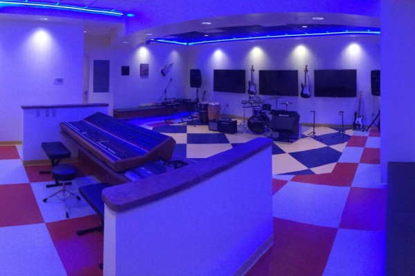 “Sala de Musicoteraparia Brian Johnson”. Novembro/2014.