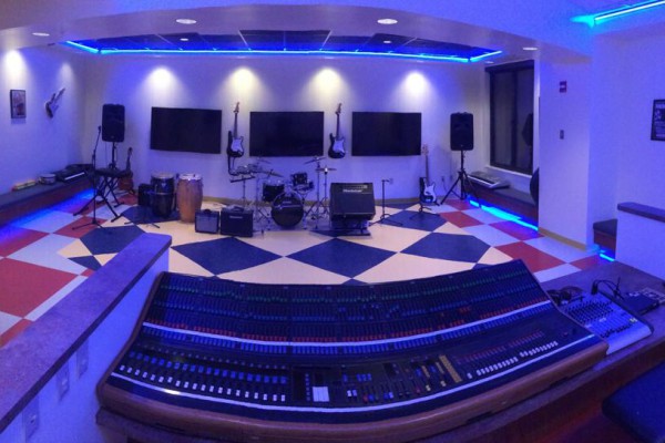 “Sala de Musicoteraparia Brian Johnson”. Novembro/2014.