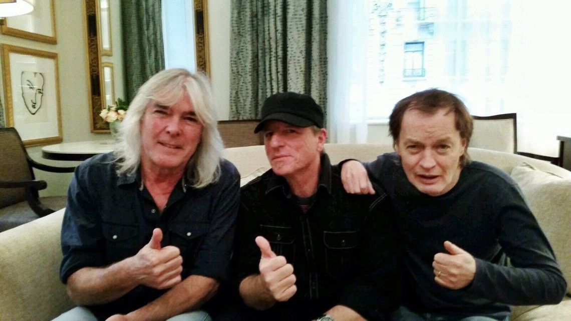 Cliff Williams, Michael Molenda e Angus Young. 2014.